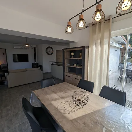Holiday home Maison Avec Piscine Interieure, Terrasse Et Wi-fi Gratuit A Curel - Fr-1-611-92 *