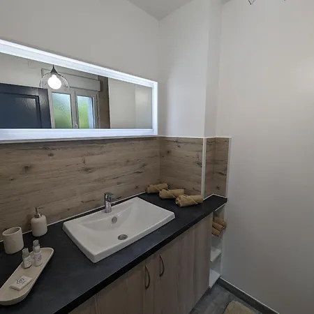 Holiday home Maison Avec Piscine Interieure, Terrasse Et Wi-fi Gratuit A Curel - Fr-1-611-92 *
